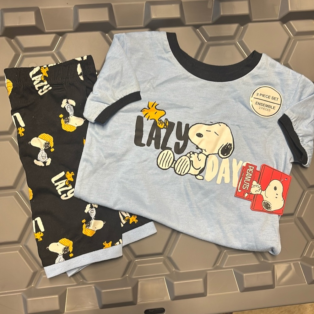 Peanuts snoopy new with tag pajama set 4T.   2 for $25 ⭐️
